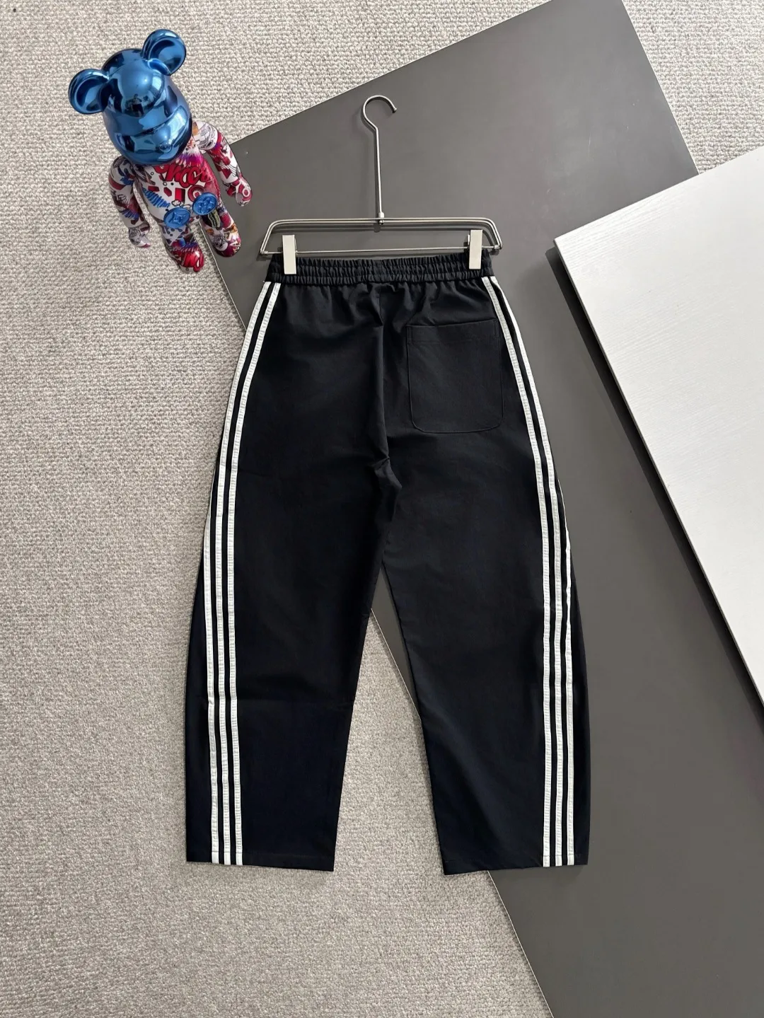 The next day shipped P195 Balenciaga 2026 summer New Arrival elastic casual pants, counter custom fabric Breathable high comfort, impeccable details, brand elements design concept, reflecting high quality. The hand feels delicate and soft! Casual cuts and awesome upper body! Sizes: S-3XL